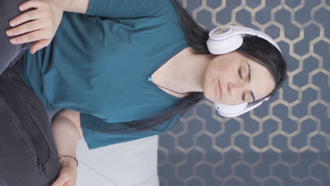 Vertical-video-of-Woman-listening-to-music-and-relaxing.-Relax-and-peaceful.